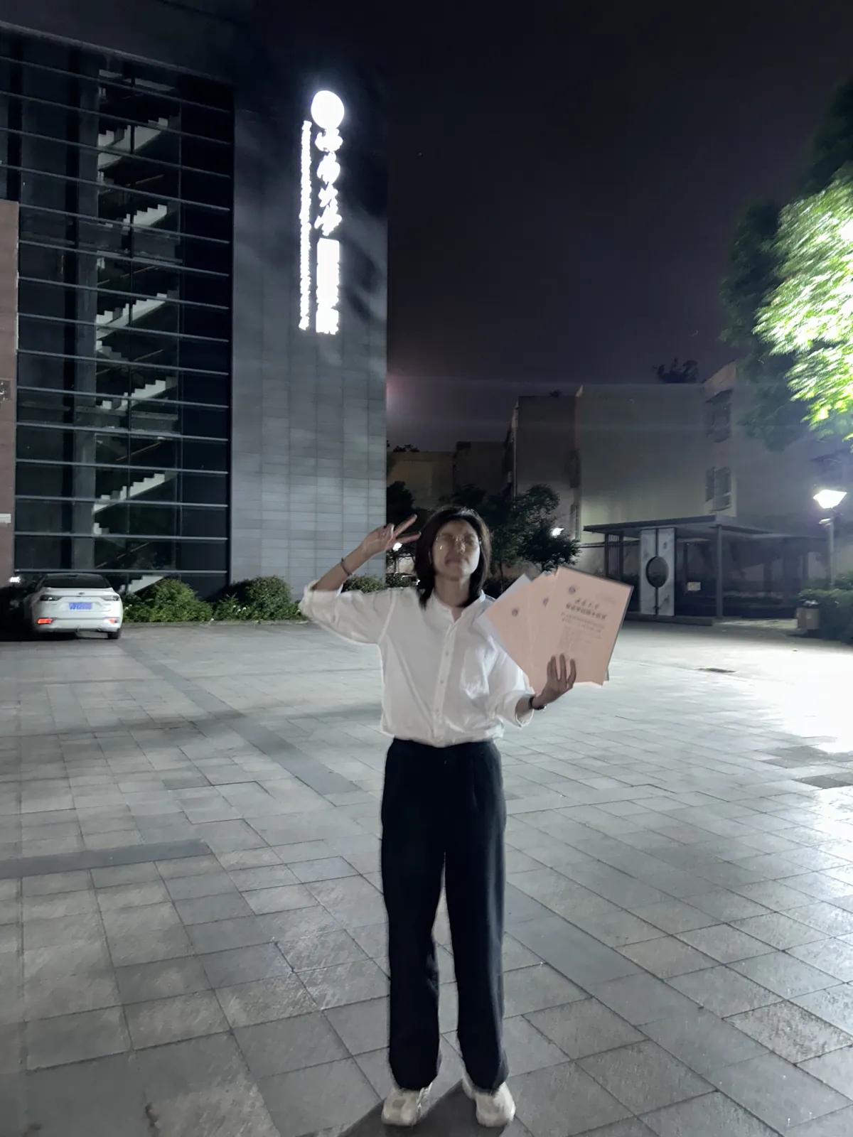 ครูพี่Q หน้าอาคารมหาวิทยาลัยซีหนาน